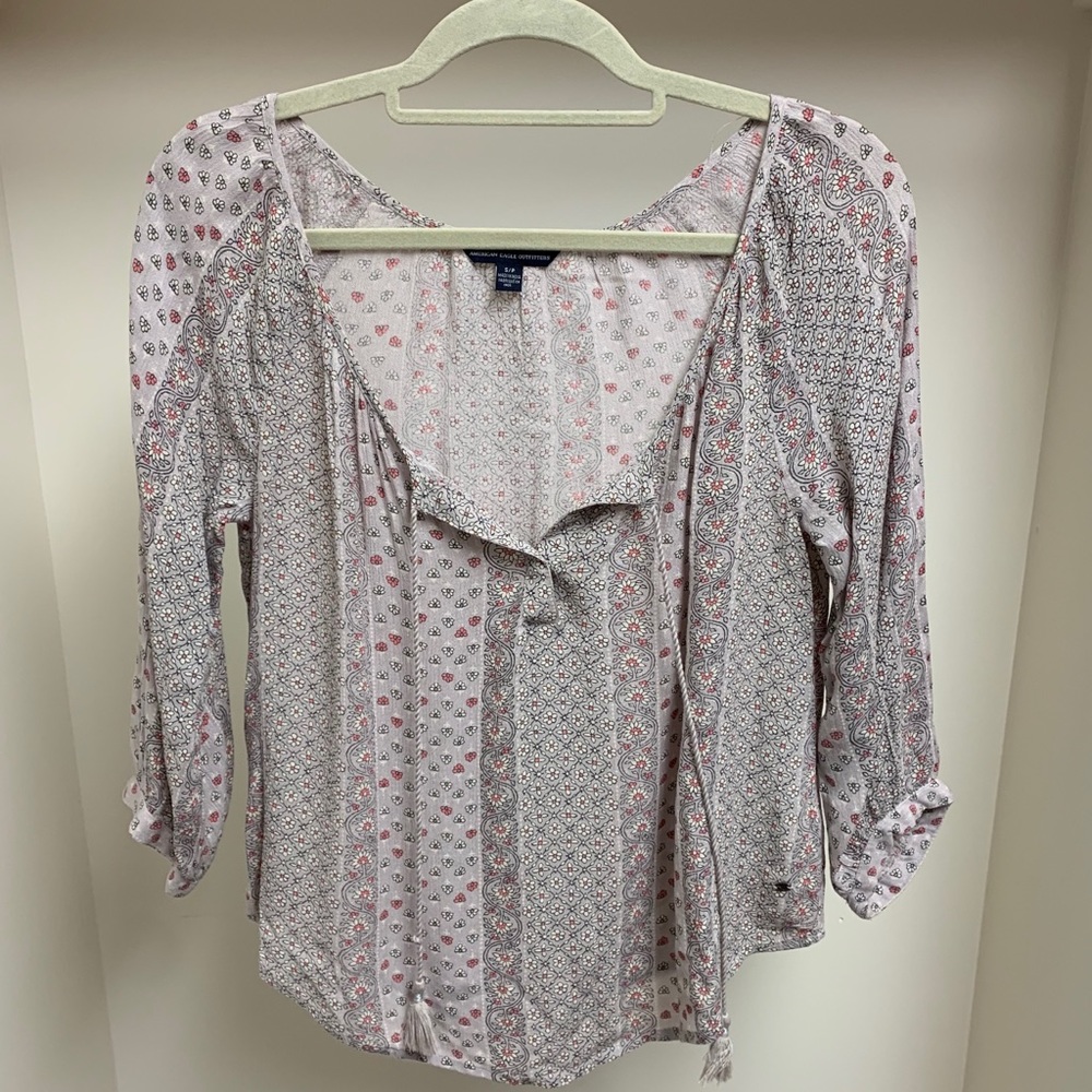 Flowy, patterned AMERICAN EAGLE shirt!
